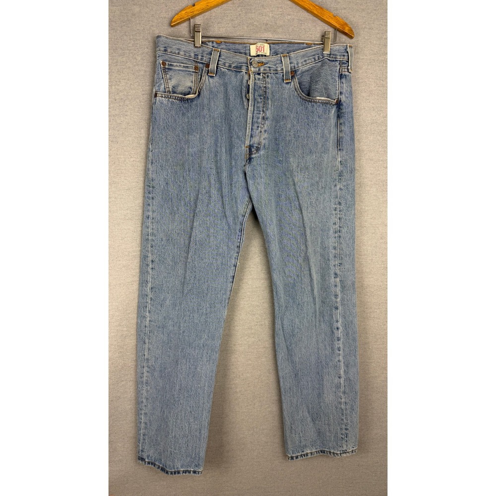 Levis 501 Original Fit Jeans Mens 35x31 Light Wash Blue Straight Leg Button Fly - Picture 2 of 7